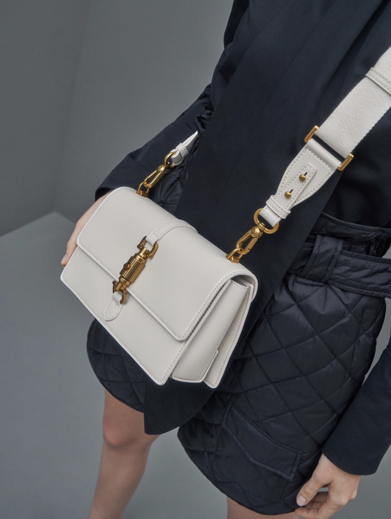 Single Chain Handle Shoulder Bag