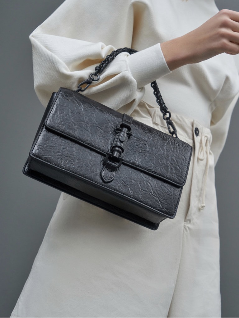 Single Chain Handle Shoulder Bag