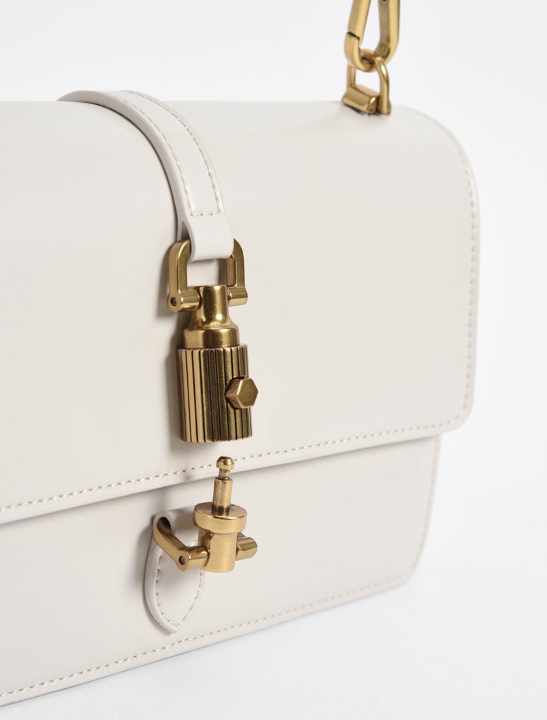 Single Chain Handle Shoulder Bag