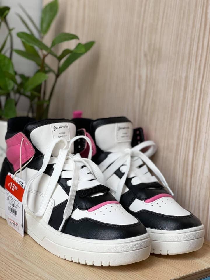 High-top trainers with decorative pieces