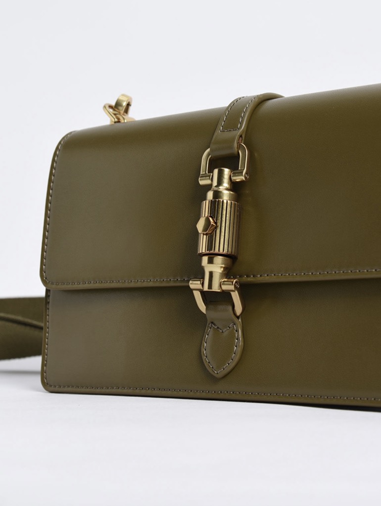 Single Chain Handle Shoulder Bag