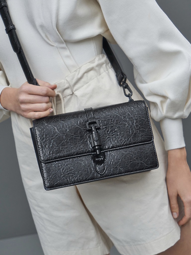 Single Chain Handle Shoulder Bag