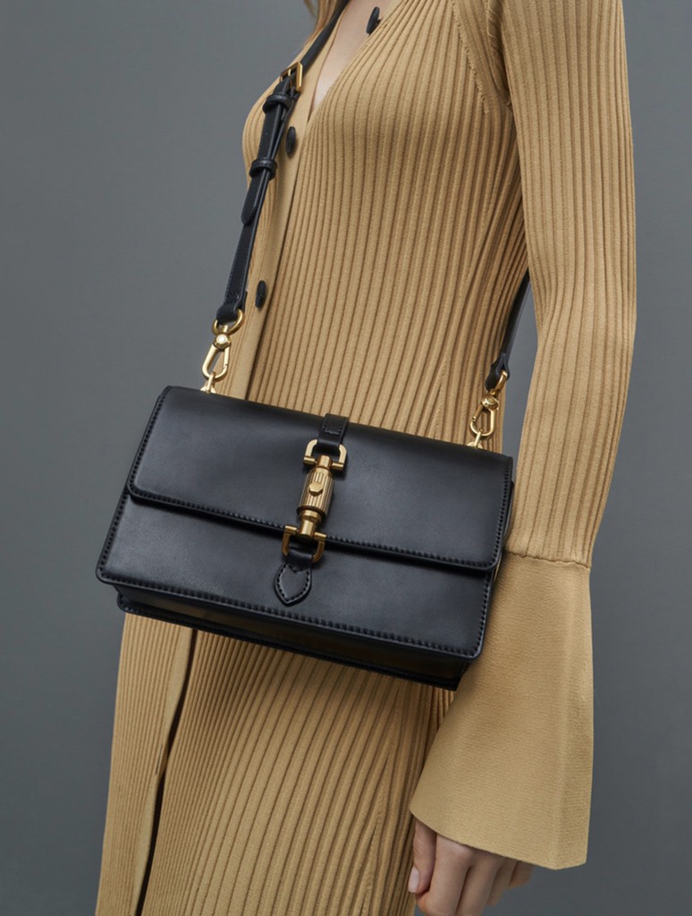 Single Chain Handle Shoulder Bag