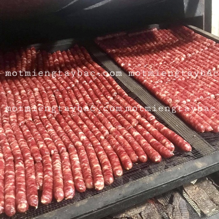 Bên trong một chiếc Lạp xưởng Treo khói