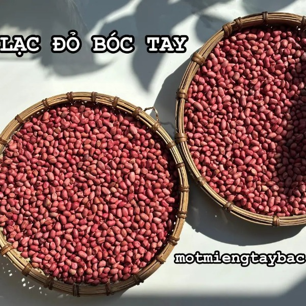 Lạc đỏ phơi và bóc tay thủ công
