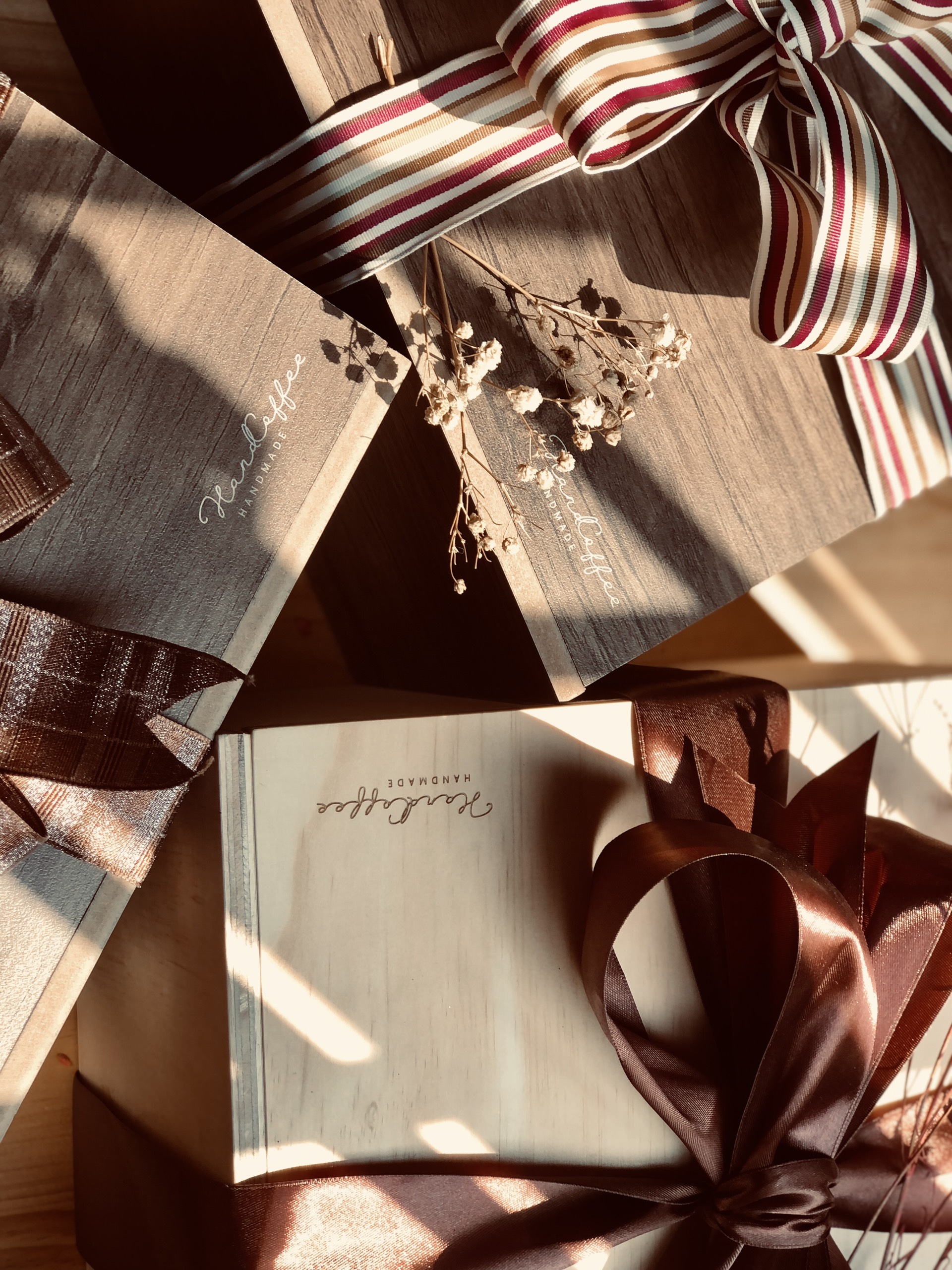 Bộ quà Valentine có cốc và ruy băng, hoa giấy trang trí.