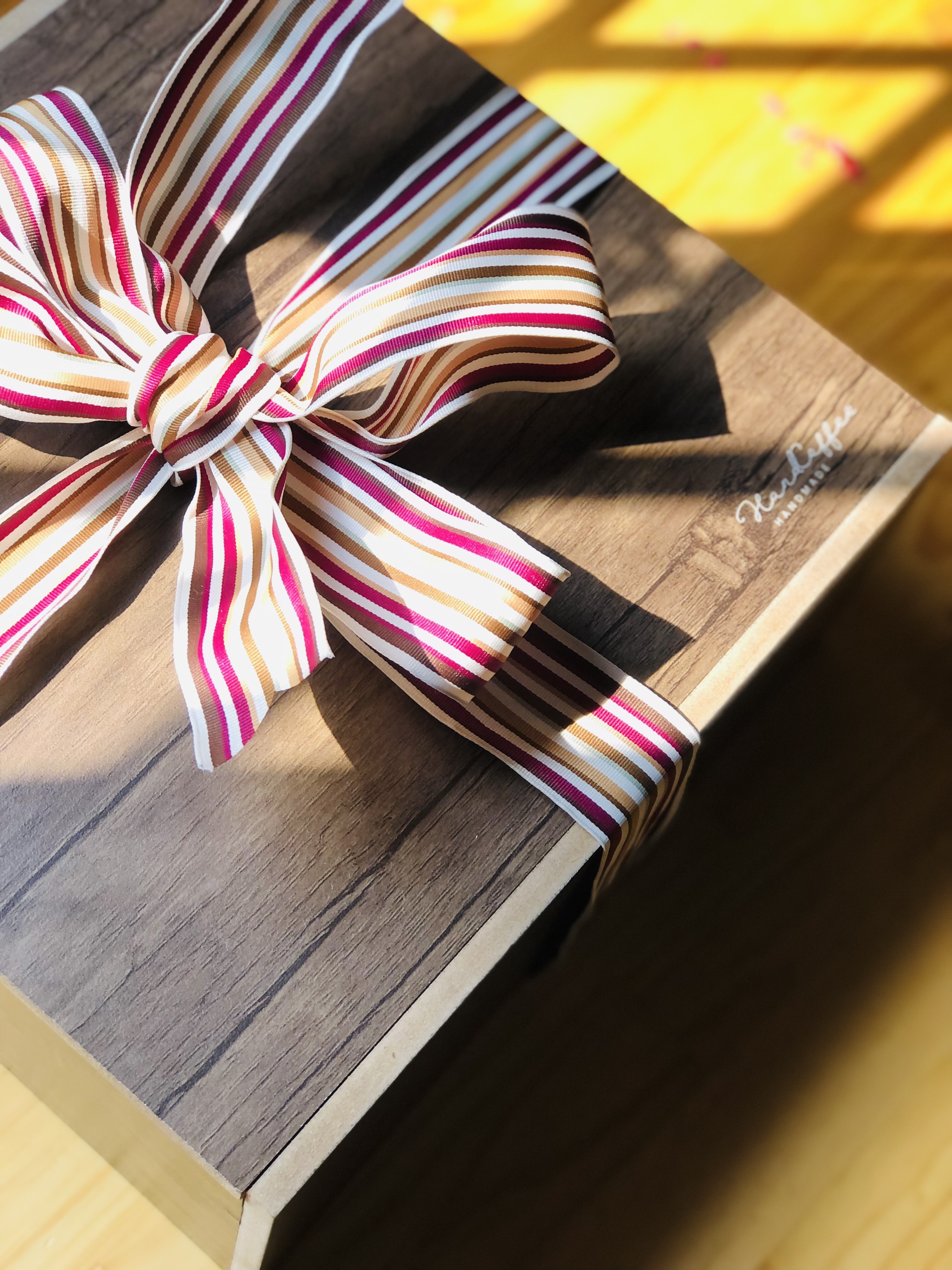 Bộ quà Valentine có cốc và ruy băng, hoa giấy trang trí.