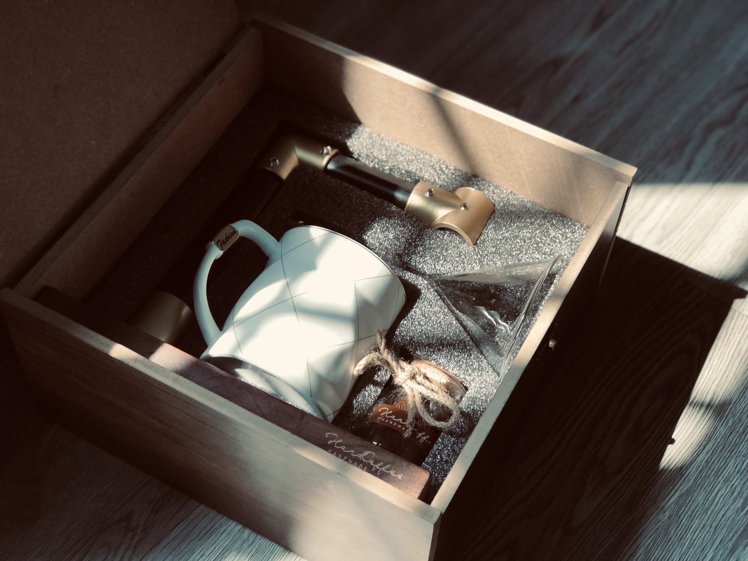 Bộ quà Valentine có cốc và ruy băng, hoa giấy trang trí.