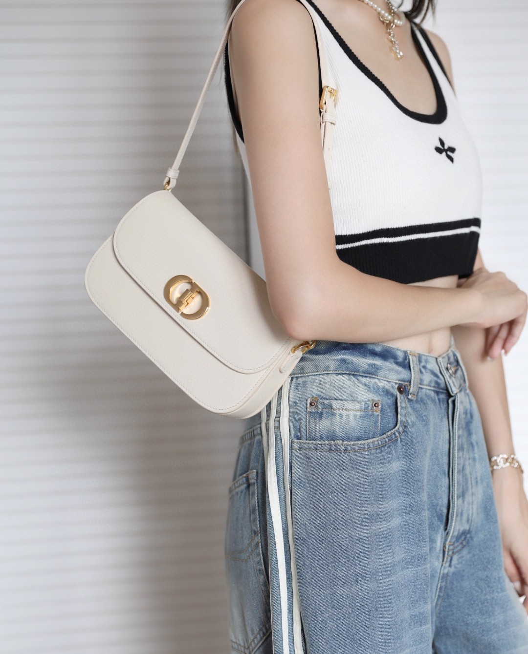 Dior 30 MONTAIGNE AVENUE BAG Dusty Ivory Box Calfskin M9260UMOA