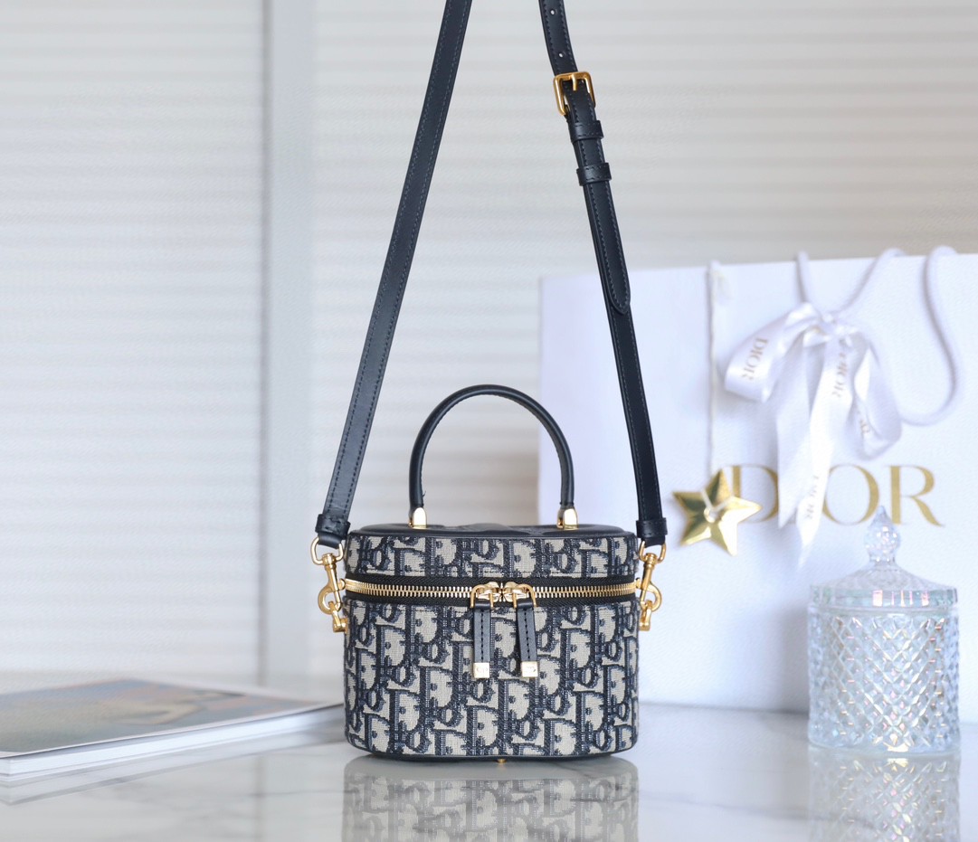DIOR SMALL CD SIGNATURE VANITY CASE Blue Dior Oblique Jacquard S2203UTZQ