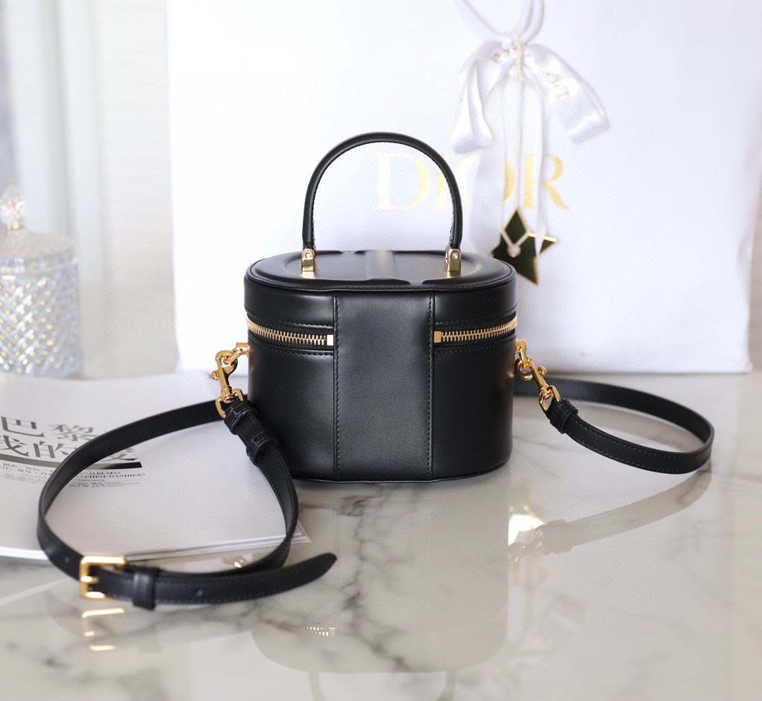DIOR SMALL CD SIGNATURE VANITY CASE Black Calfskin with Embossed CD Signature S2203UTZQ