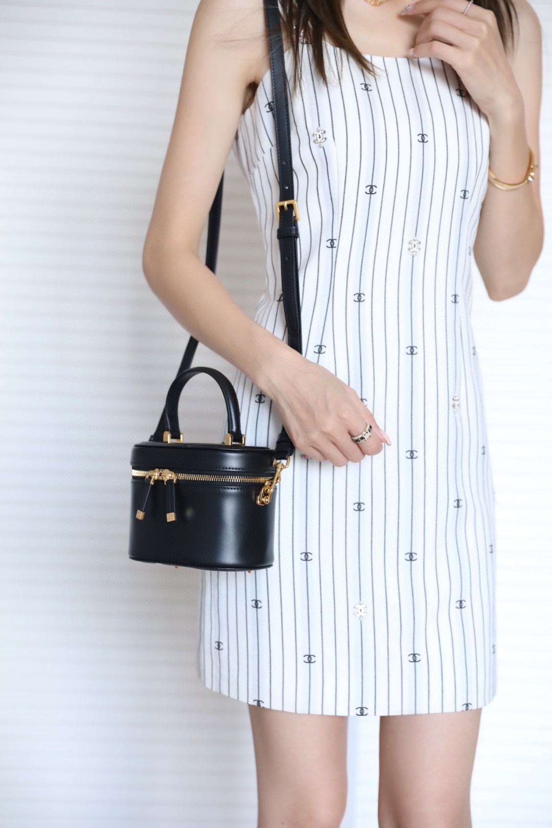 DIOR SMALL CD SIGNATURE VANITY CASE Black Calfskin with Embossed CD Signature S2203UTZQ