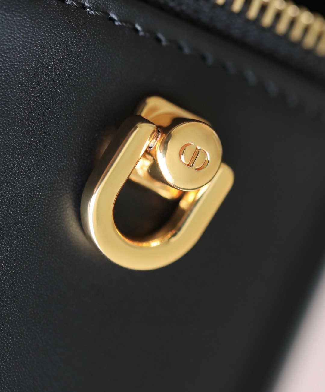 DIOR SMALL CD SIGNATURE VANITY CASE Black Calfskin with Embossed CD Signature S2203UTZQ