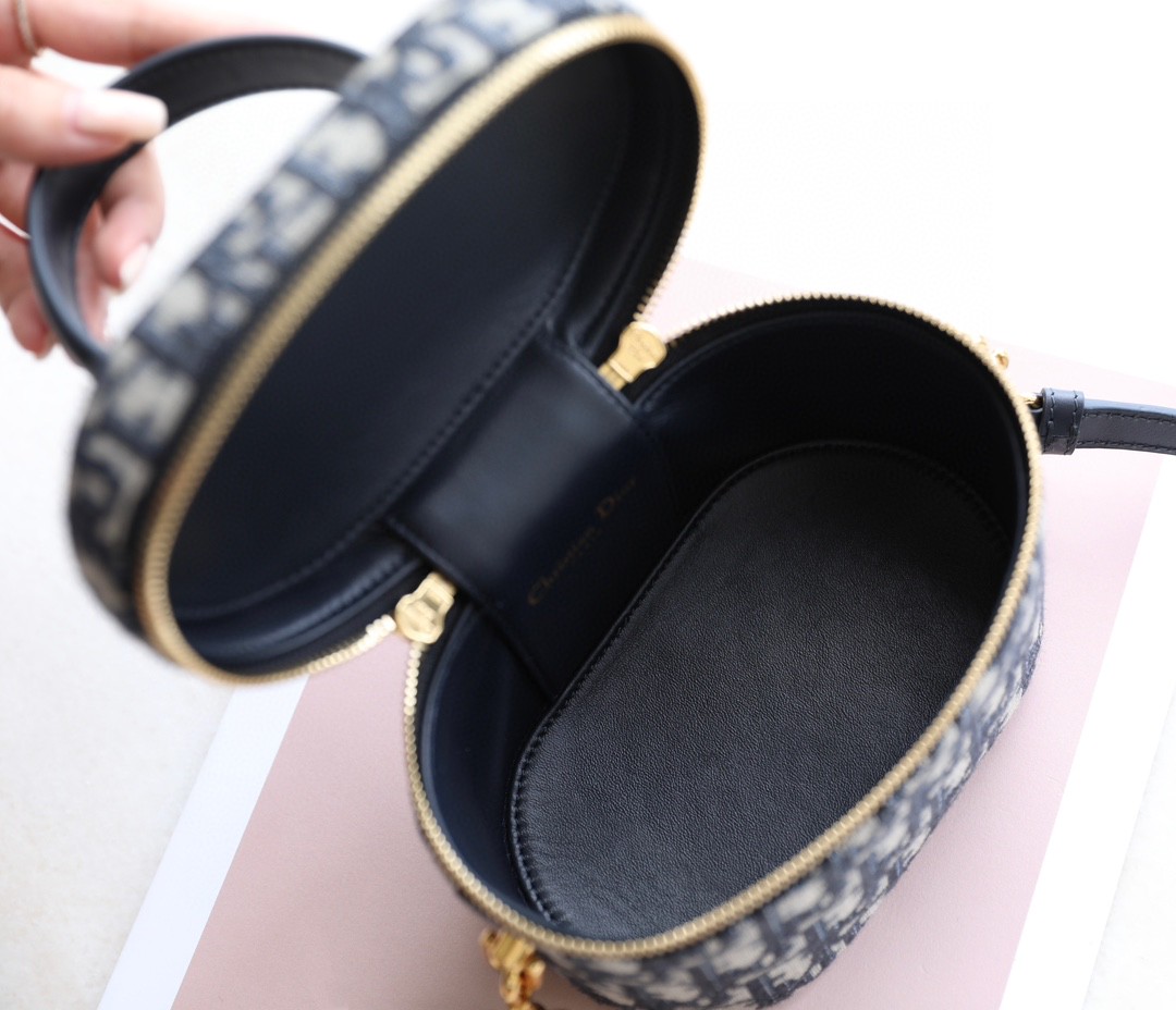 DIOR SMALL CD SIGNATURE VANITY CASE Blue Dior Oblique Jacquard S2203UTZQ