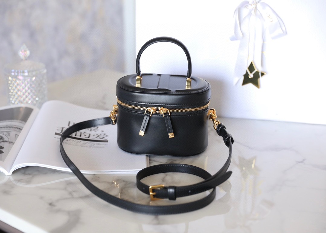 DIOR SMALL CD SIGNATURE VANITY CASE Black Calfskin with Embossed CD Signature S2203UTZQ