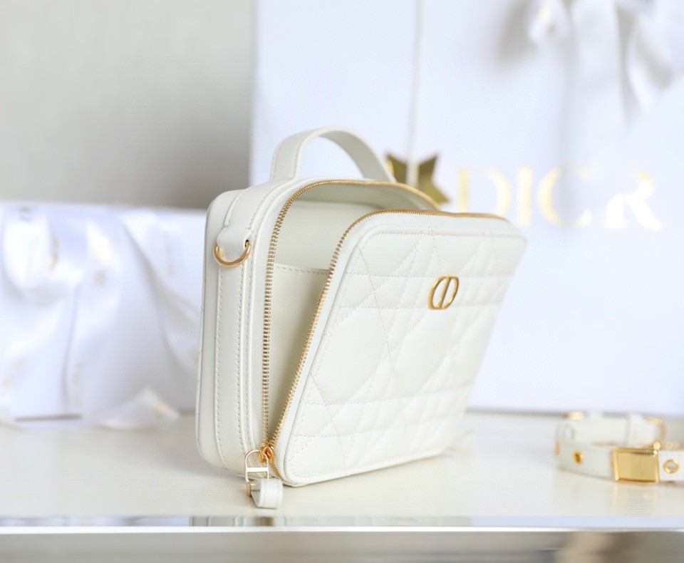 DIOR CARO BOX BAGLatte Quilted Macrocannage Calfskin S5140UNGX