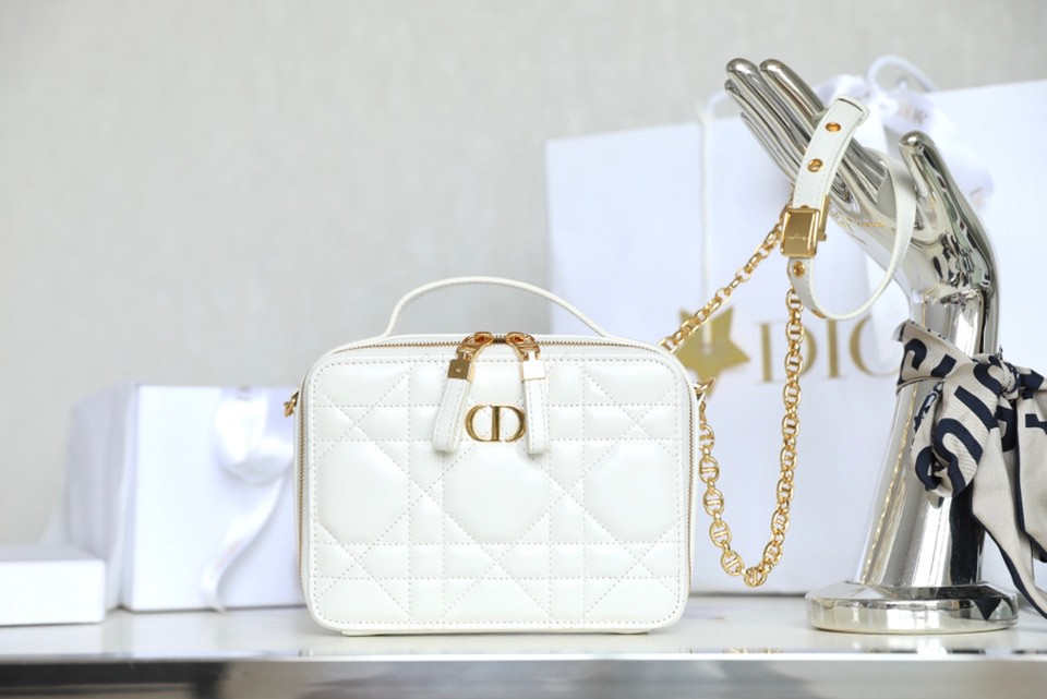 DIOR CARO BOX BAGLatte Quilted Macrocannage Calfskin S5140UNGX