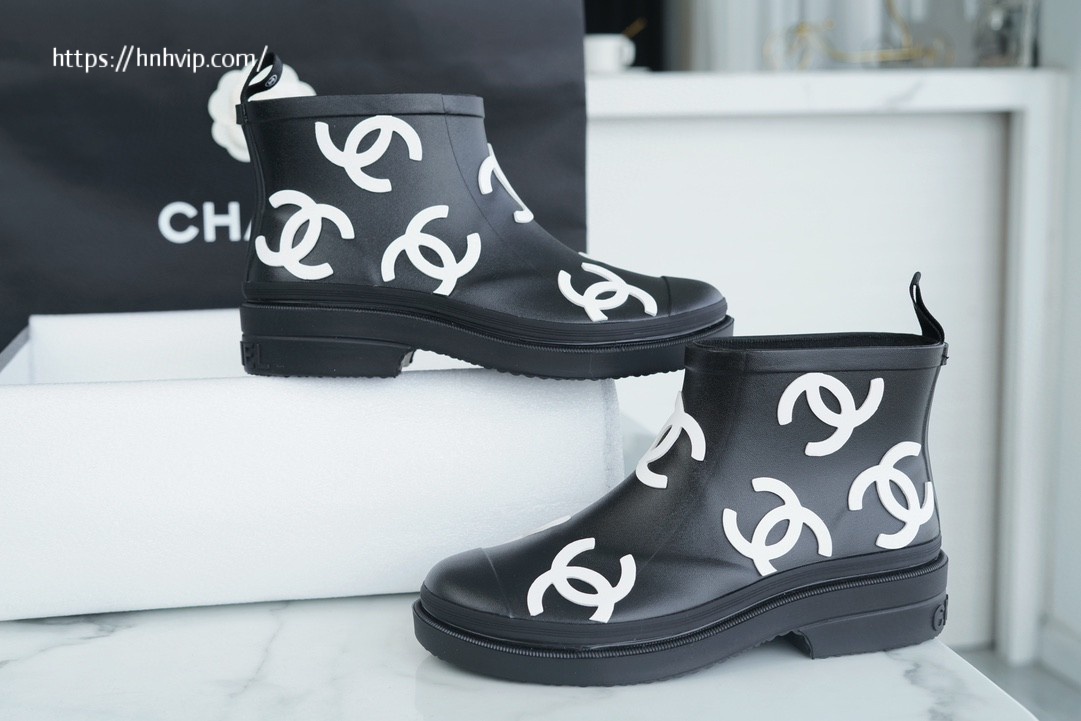 CHANEL REAIN BOOT LOGO