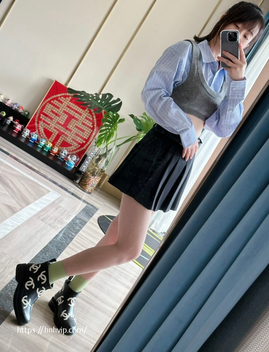 CHANEL REAIN BOOT LOGO