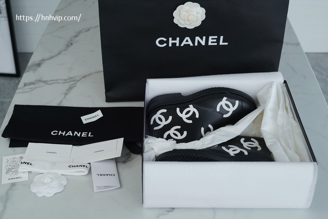CHANEL REAIN BOOT LOGO
