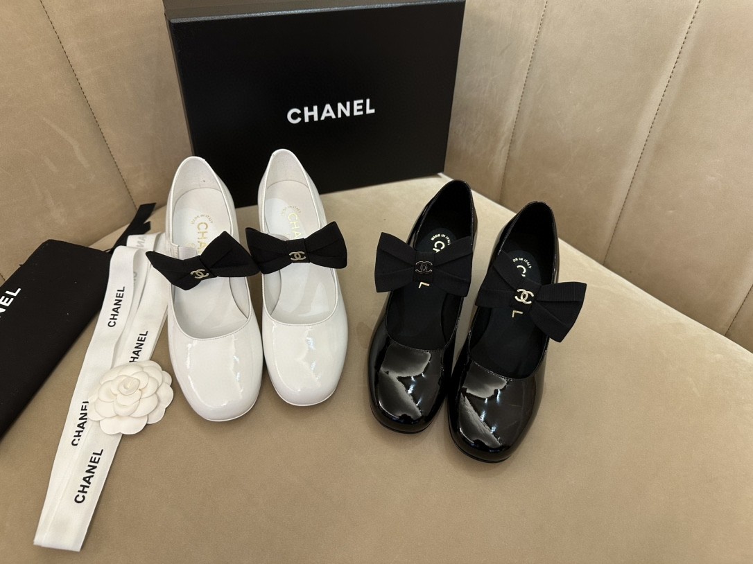 CHANEL G45356 MARY JANES Patent Calfskin & Grosgrain White & Black