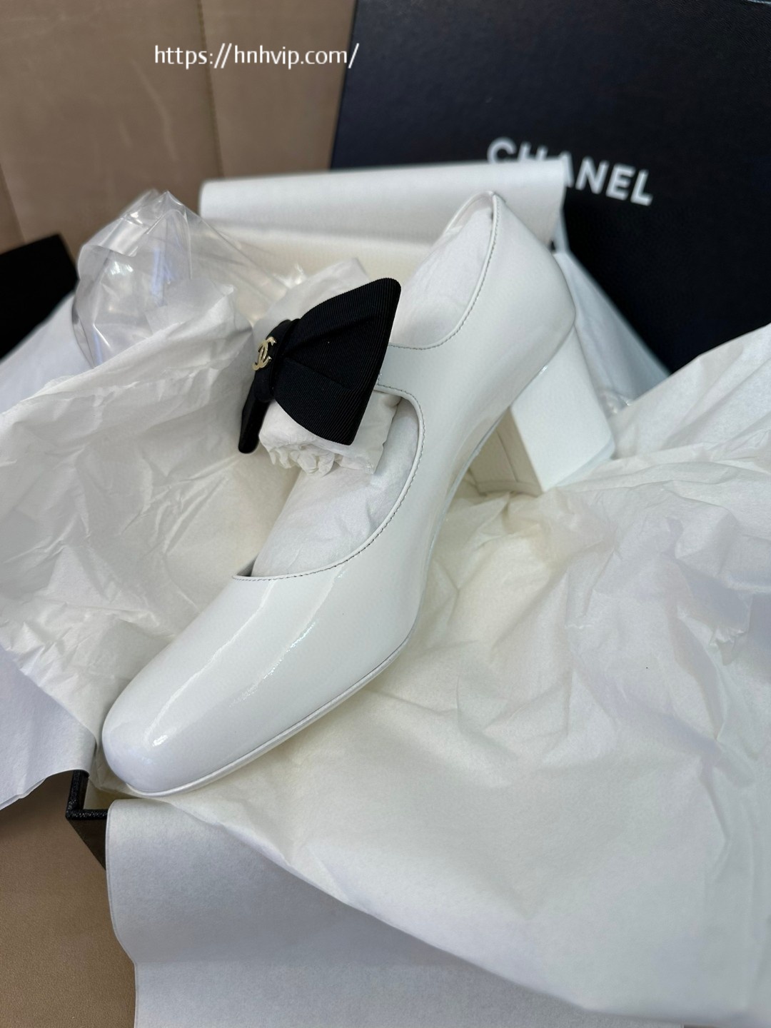 CHANEL G45356 MARY JANES Patent Calfskin & Grosgrain White & Black