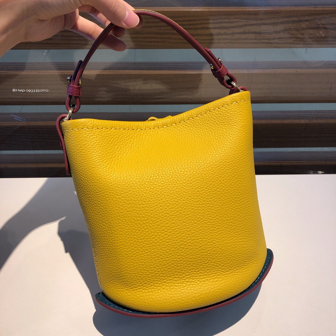 Delvaux Pin Mini Bucket Surpiquéen Taurillon Soft AA0607ATT0ADNDO yellow