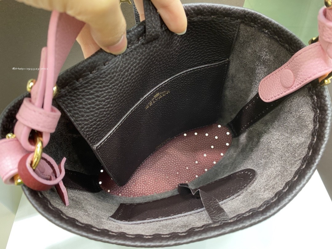 Delvaux Pin Mini Bucket Surpiquéen Taurillon Soft AA0607ATT0ADNDO black/pink