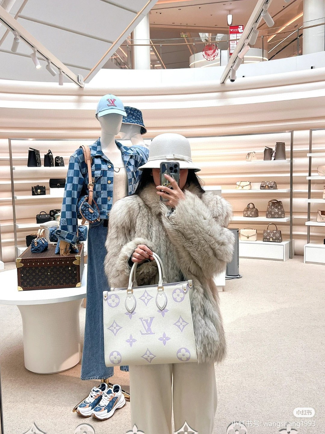 Louis Vuitton M23937 on the go MM