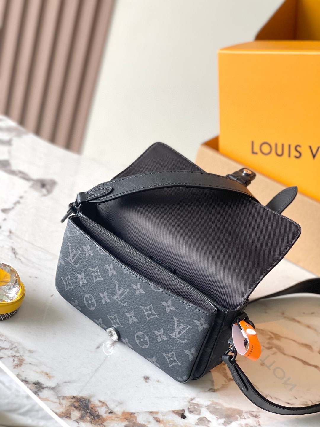 Louis Vuitton M83567 Montsouris Wearable Wallet lv1