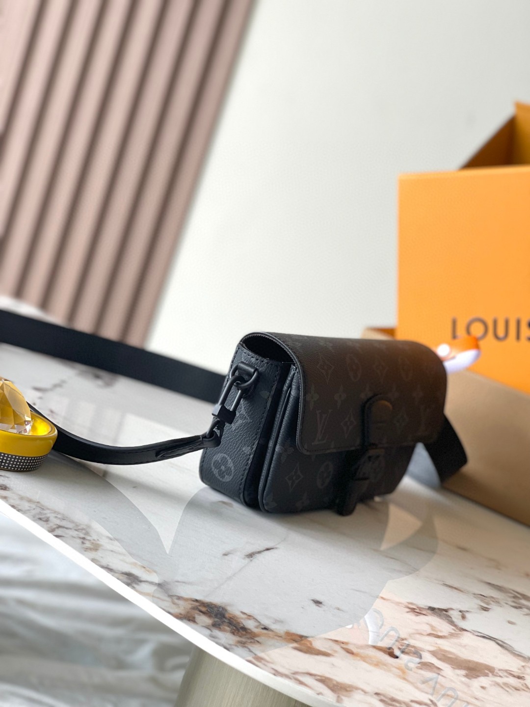Louis Vuitton M83567 Montsouris Wearable Wallet lv1