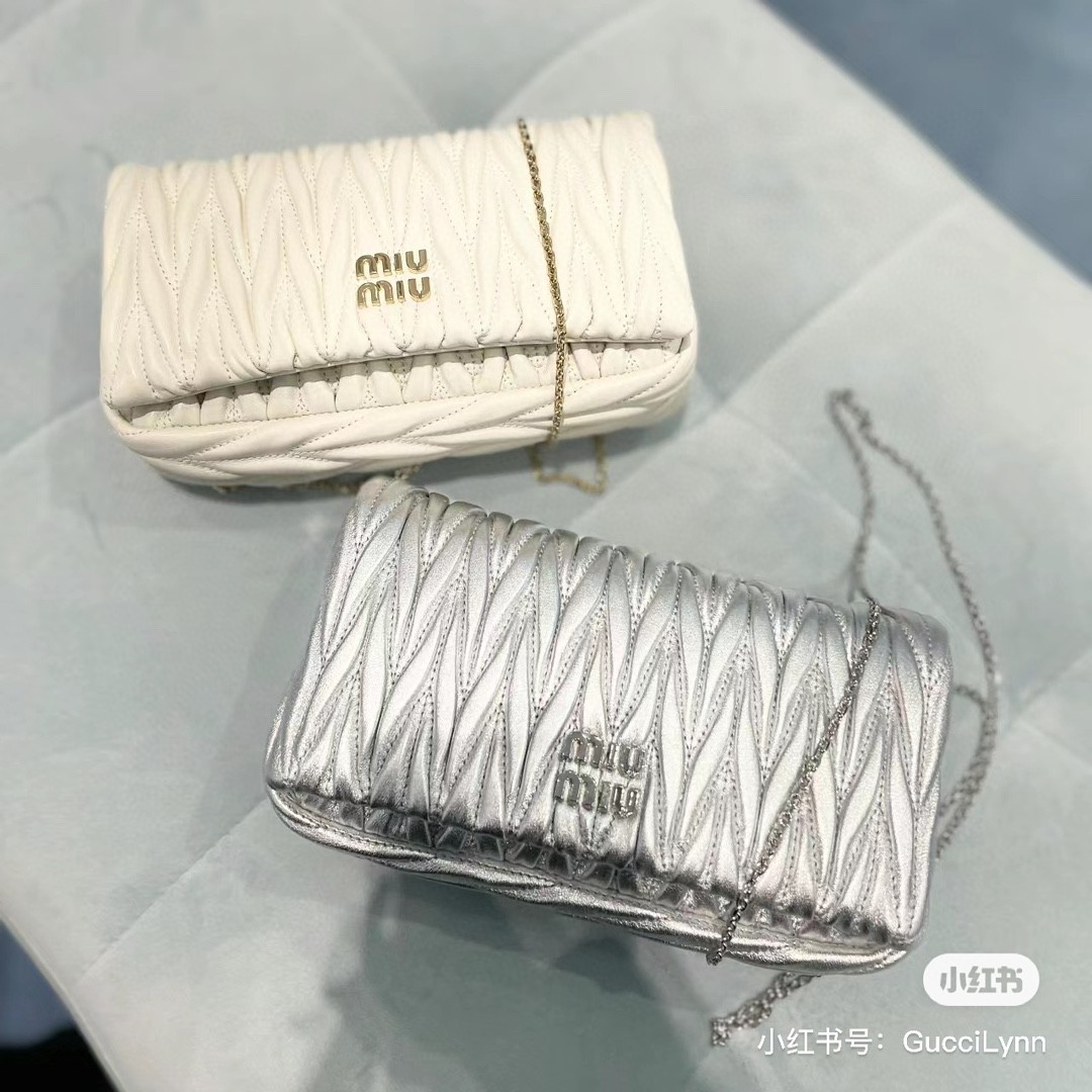 Miu Miu 5BP086_N88_F0009_V_COO Matelassé nappa leather mini-bag white M1