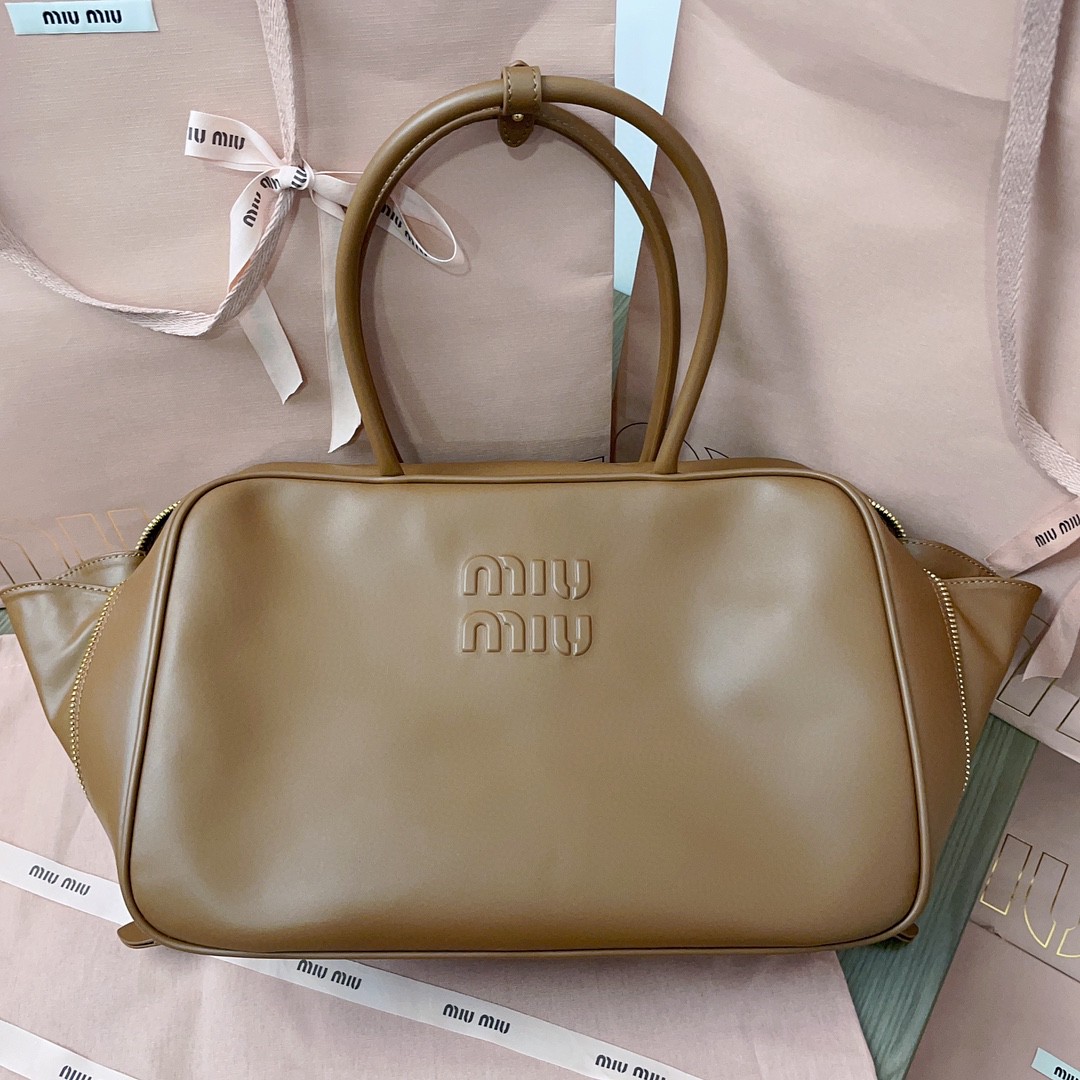 Miu Miu 5BB117_2DDJ_F0046_V_MON Leather Beau bag cognac M1