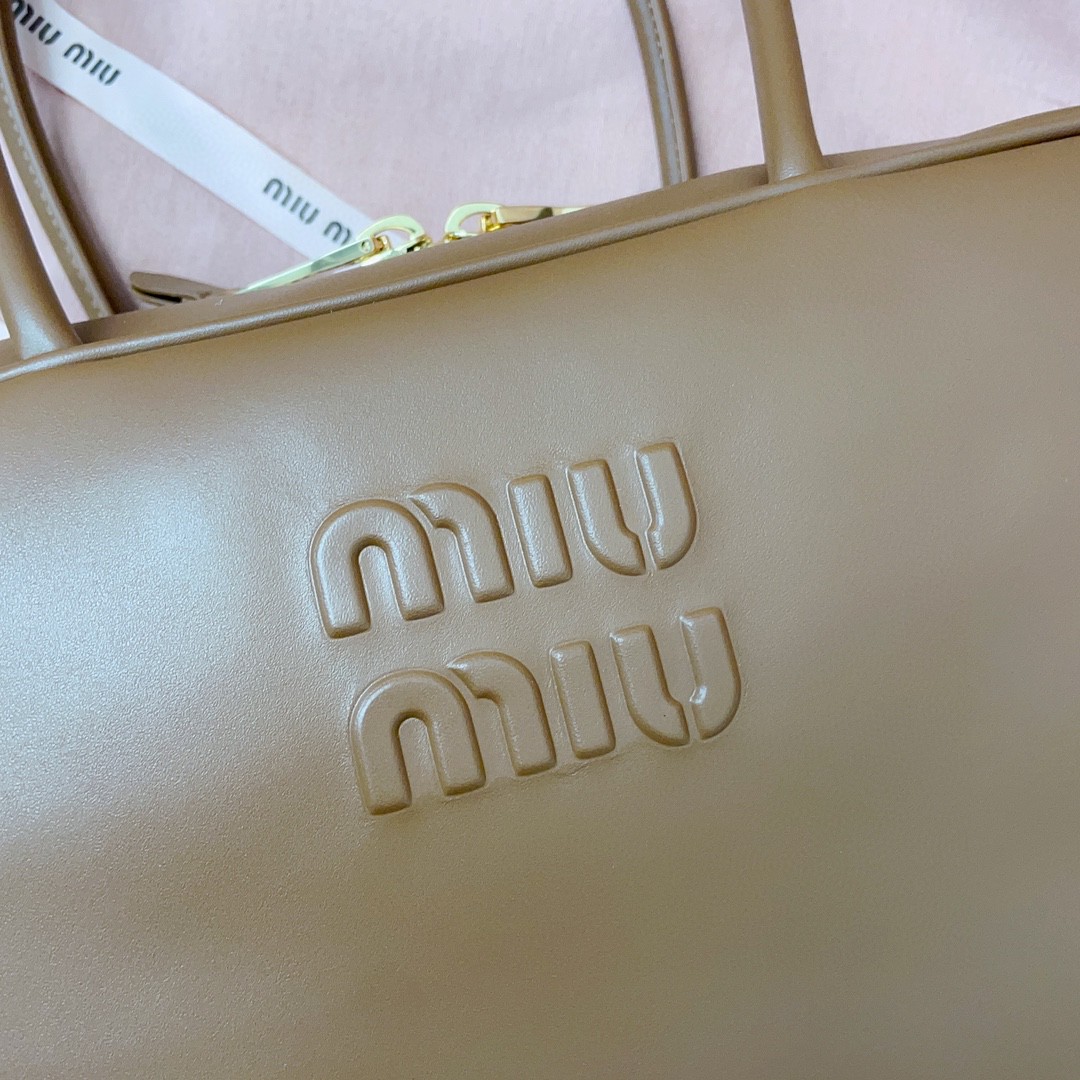 Miu Miu 5BB117_2DDJ_F0046_V_MON Leather Beau bag cognac M1