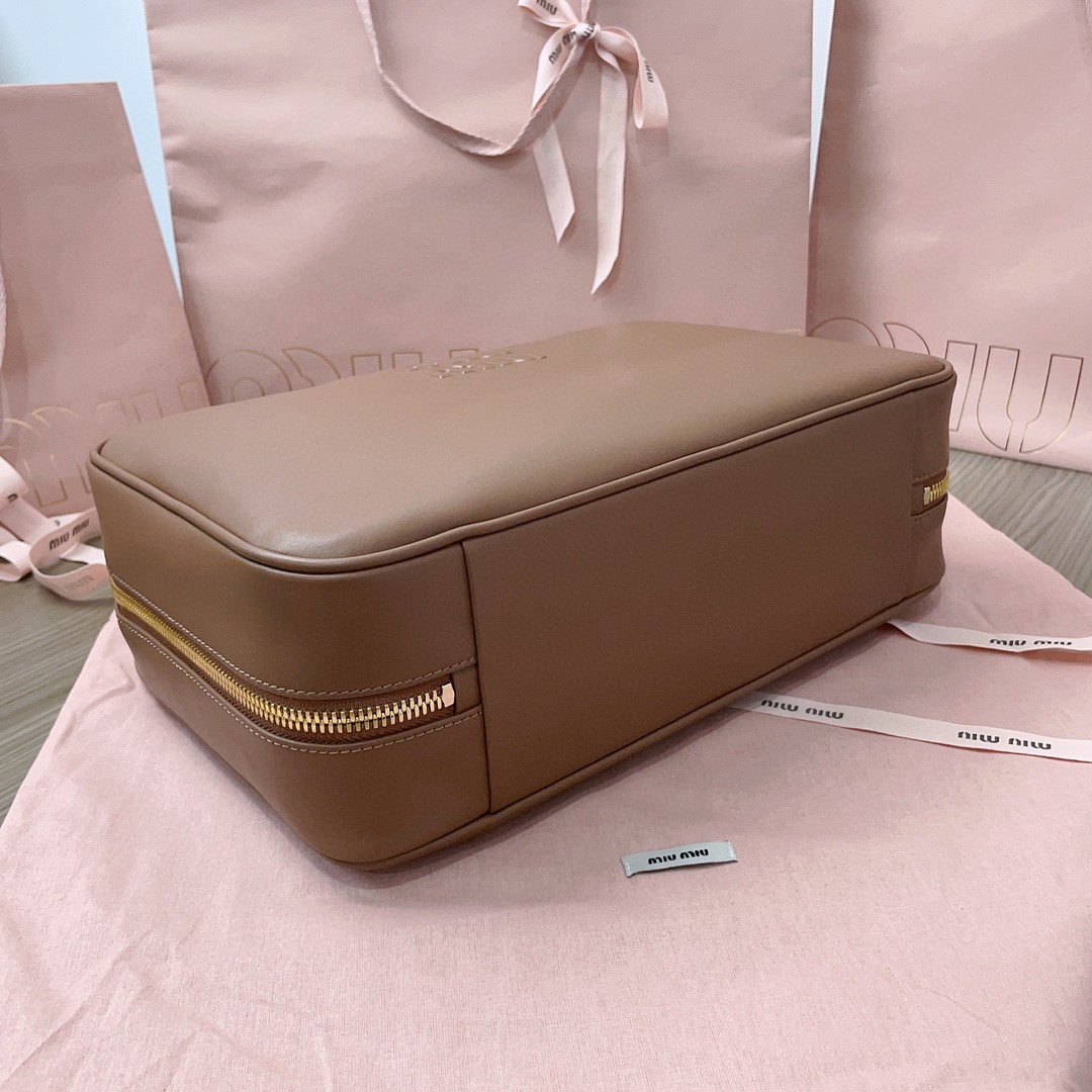 Miu Miu 5BB117_2DDJ_F0046_V_MON Leather Beau bag cognac M1