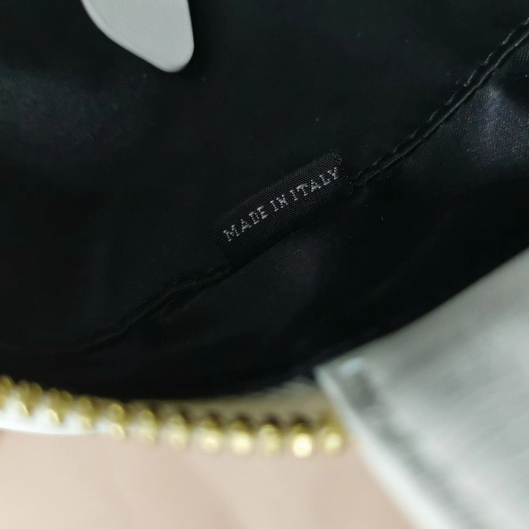 Miu Miu 5BB117_2DDJ_F0009_V_OOO Leather Beau bag white M1
