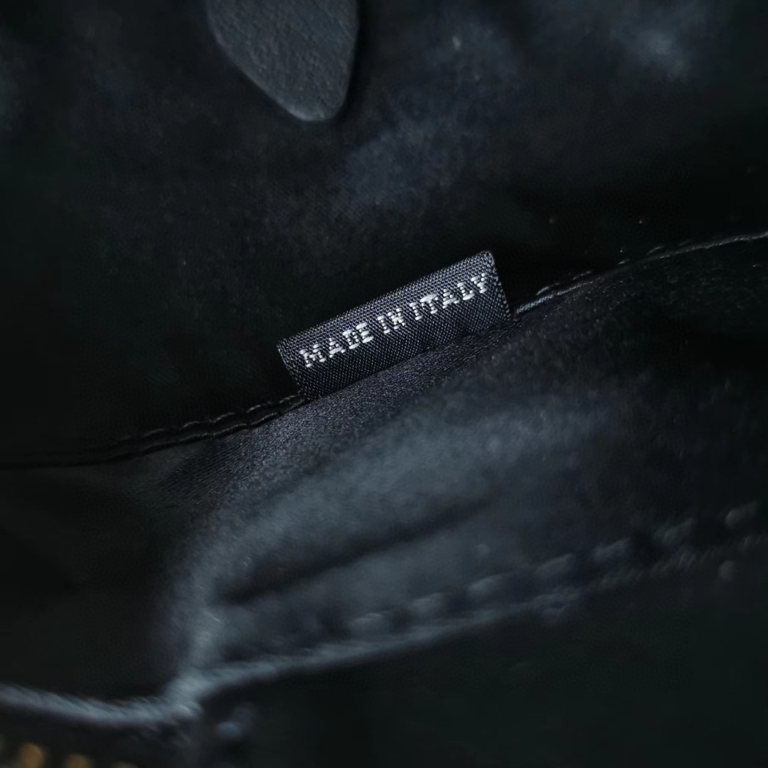 Miu Miu 5BB117_2DDJ_F0002_V_OOO Leather Beau bag black M1