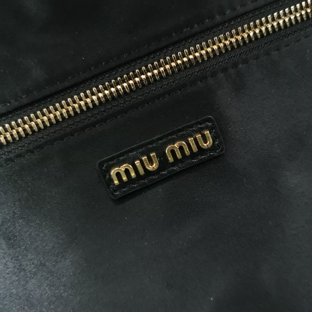Miu Miu 5BB117_2DDJ_F0002_V_OOO Leather Beau bag black M1