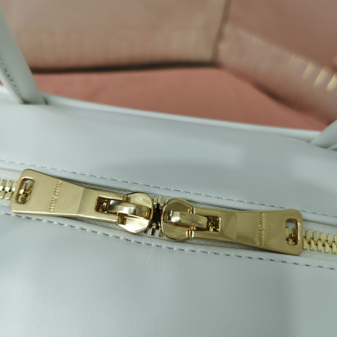 Miu Miu 5BB117_2DDJ_F0009_V_OOO Leather Beau bag white M1