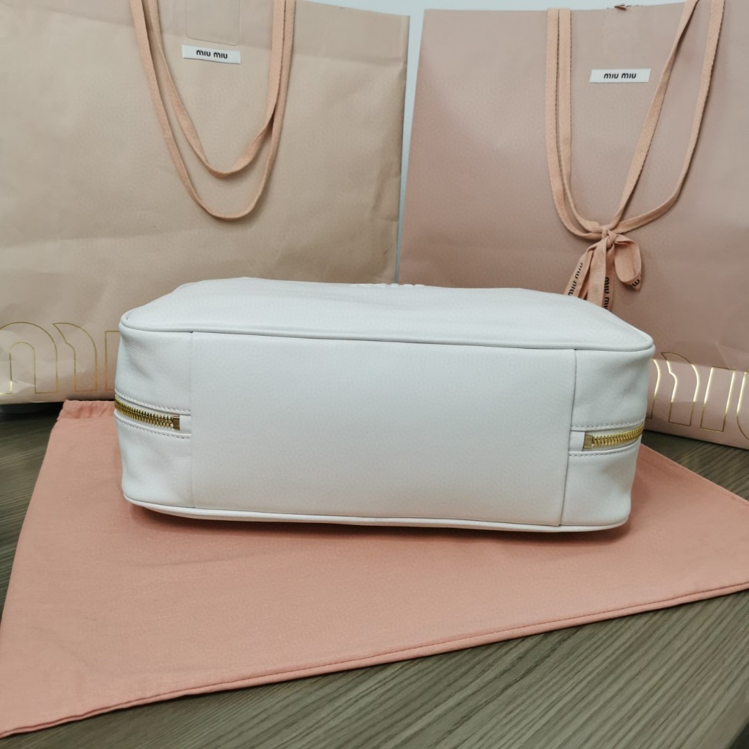 Miu Miu 5BB117_2DDJ_F0009_V_OOO Leather Beau bag white M1