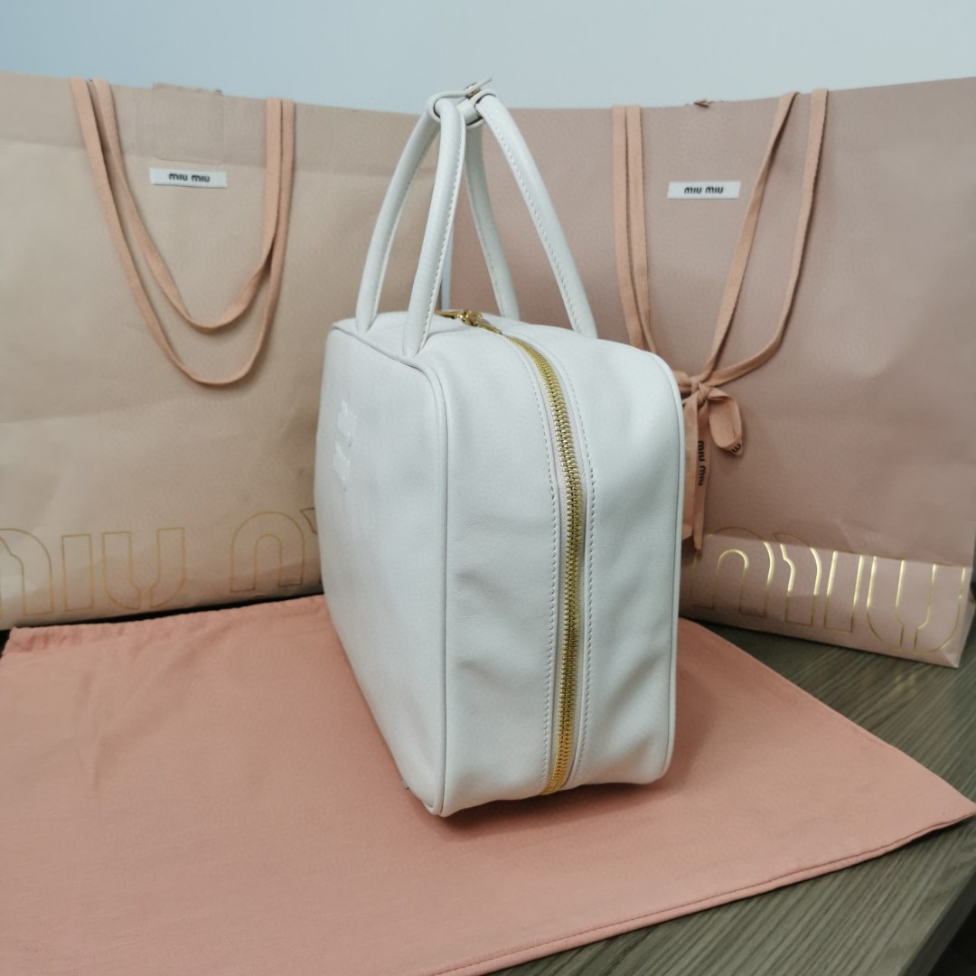 Miu Miu 5BB117_2DDJ_F0009_V_OOO Leather Beau bag white M1