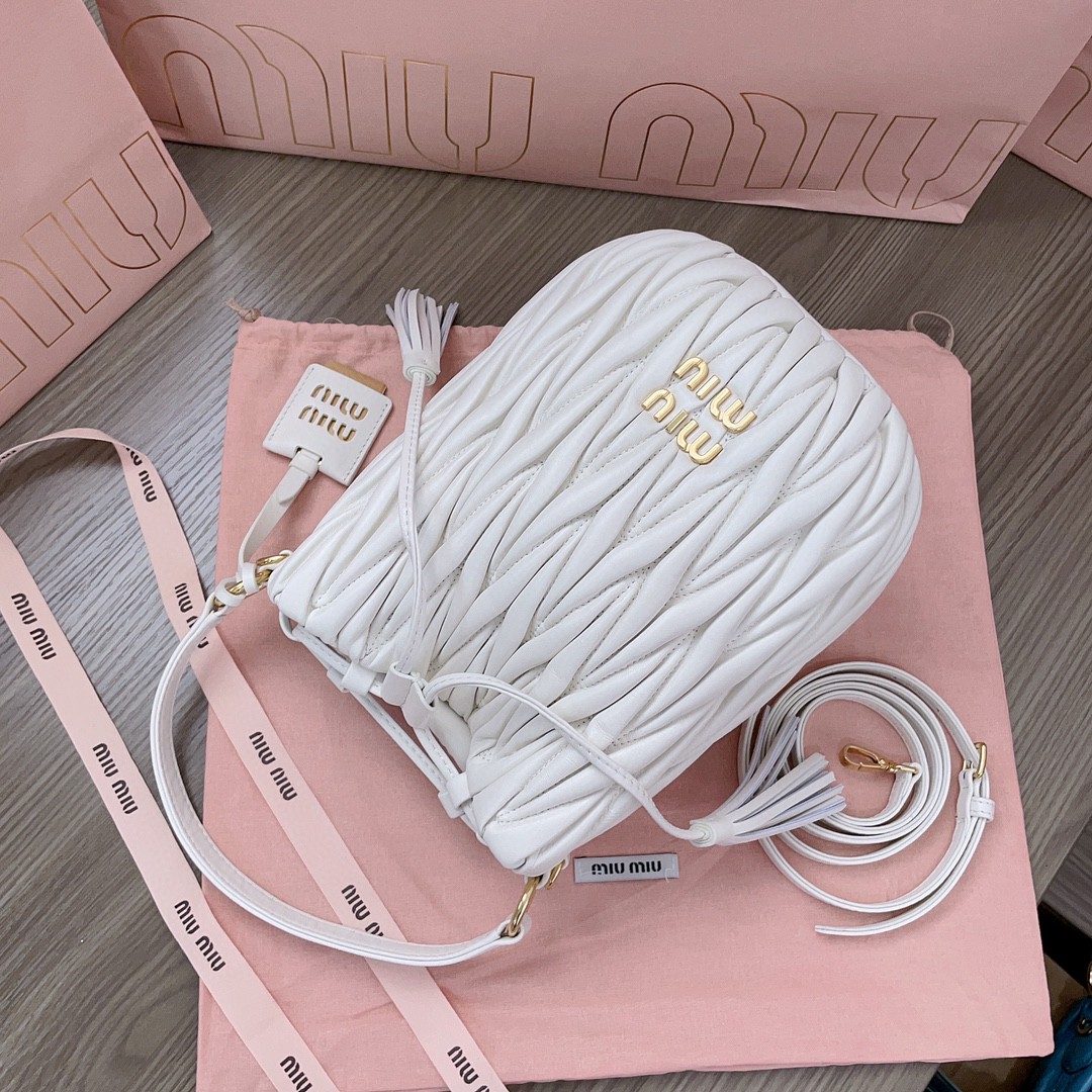 Miu Miu 5BE084_N88_F0009_V_OOO Matelassé nappa leather bucket bag