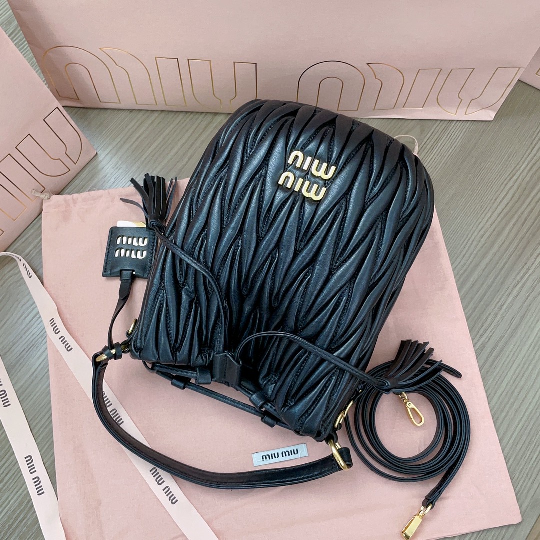 Miu Miu 5BE084_N88_F0002_V_OOO Matelassé nappa leather bucket bag black M1