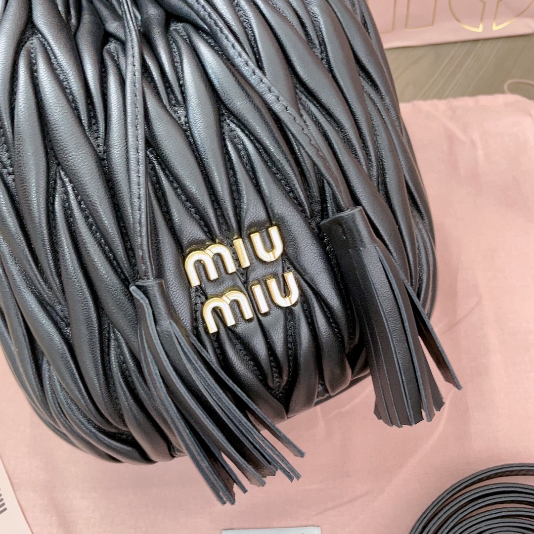Miu Miu 5BE084_N88_F0002_V_OOO Matelassé nappa leather bucket bag black M1