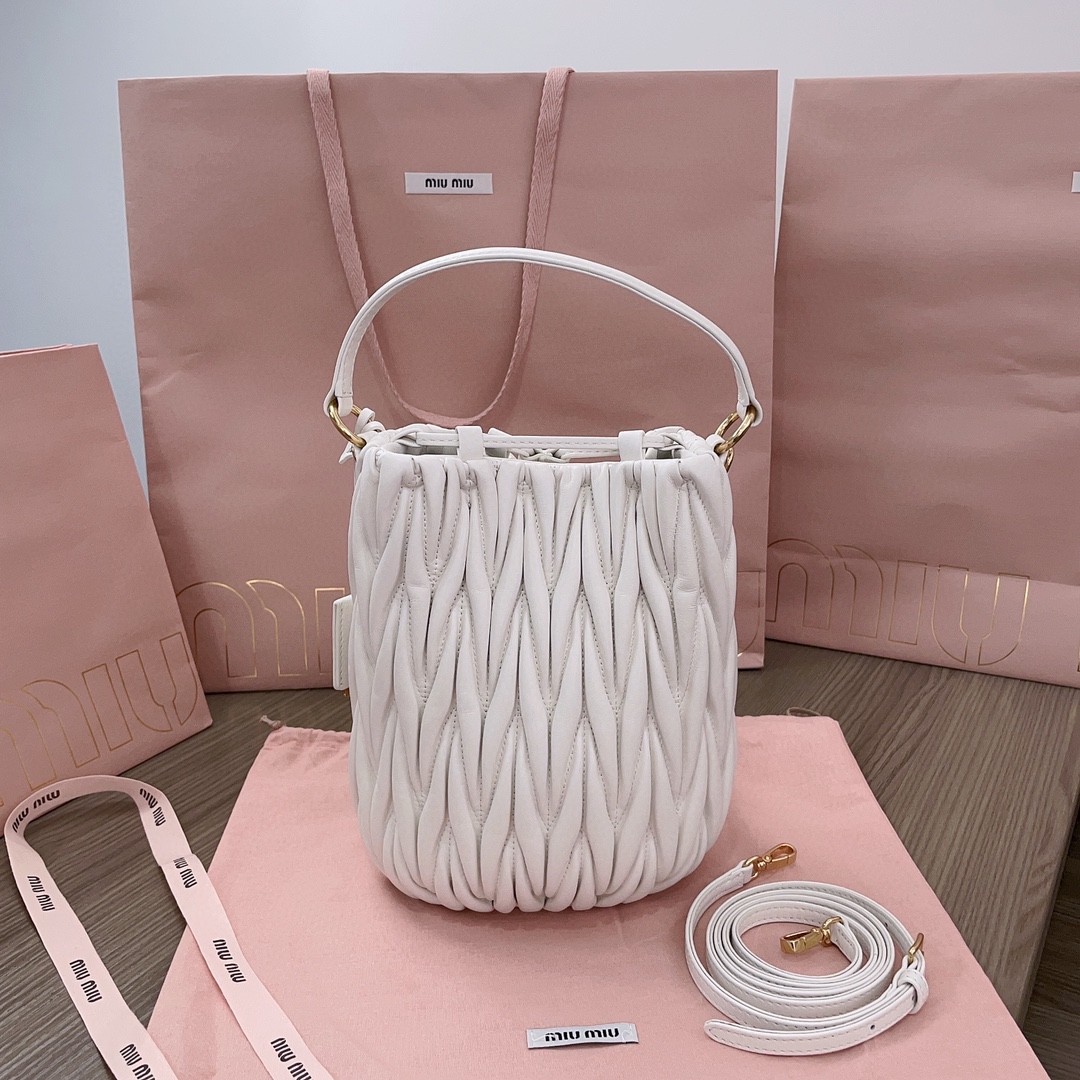 Miu Miu 5BE084_N88_F0009_V_OOO Matelassé nappa leather bucket bag