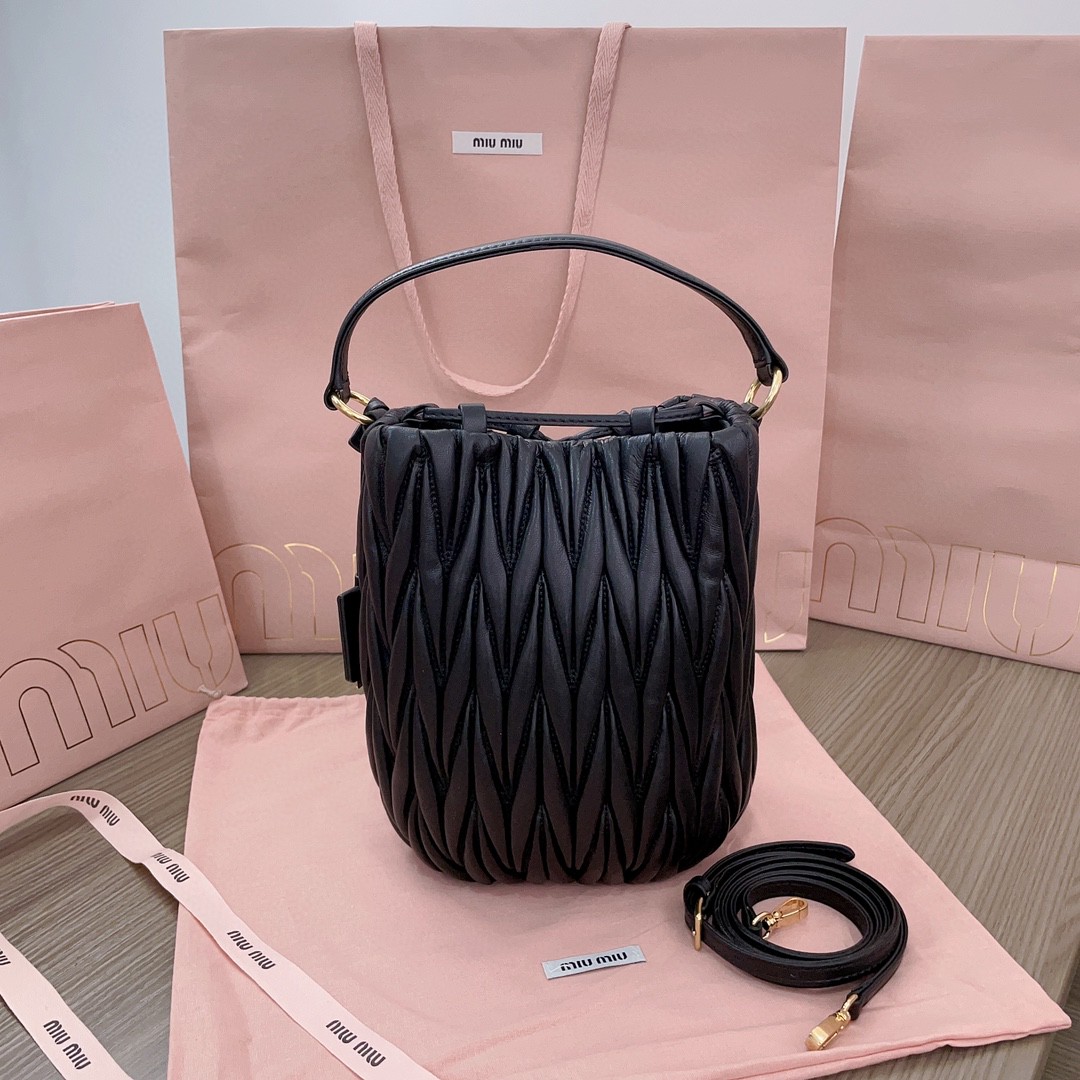 Miu Miu 5BE084_N88_F0002_V_OOO Matelassé nappa leather bucket bag black M1