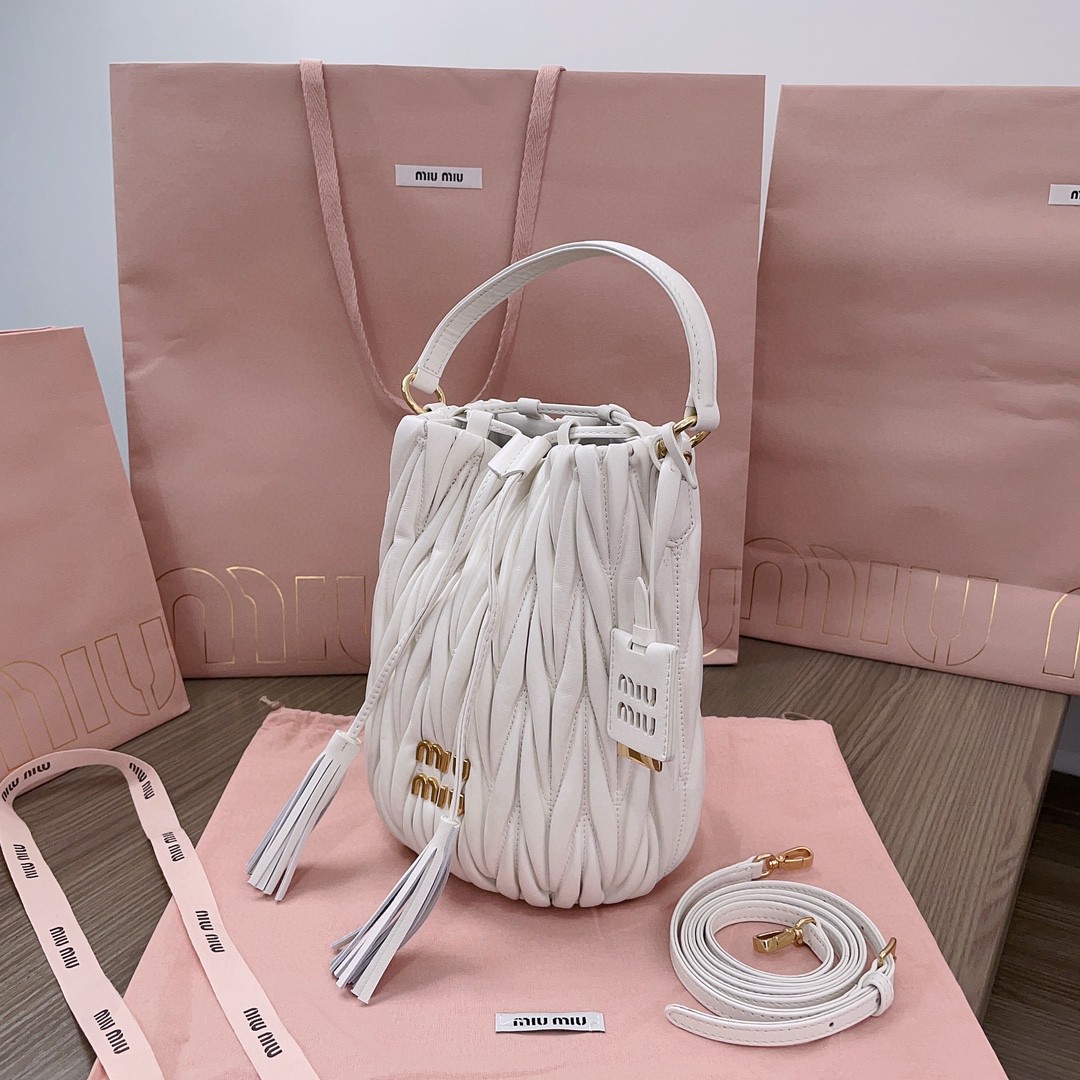 Miu Miu 5BE084_N88_F0009_V_OOO Matelassé nappa leather bucket bag