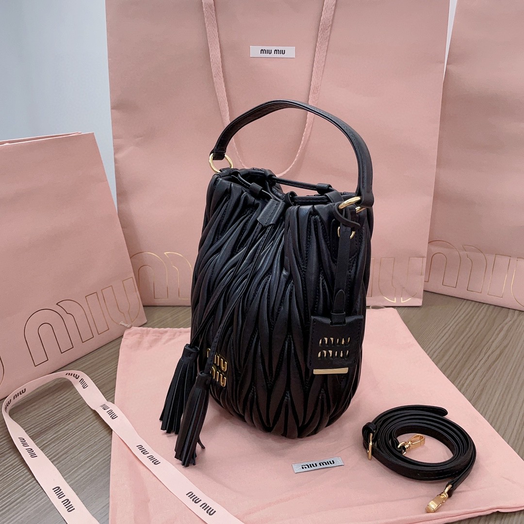 Miu Miu 5BE084_N88_F0002_V_OOO Matelassé nappa leather bucket bag black M1
