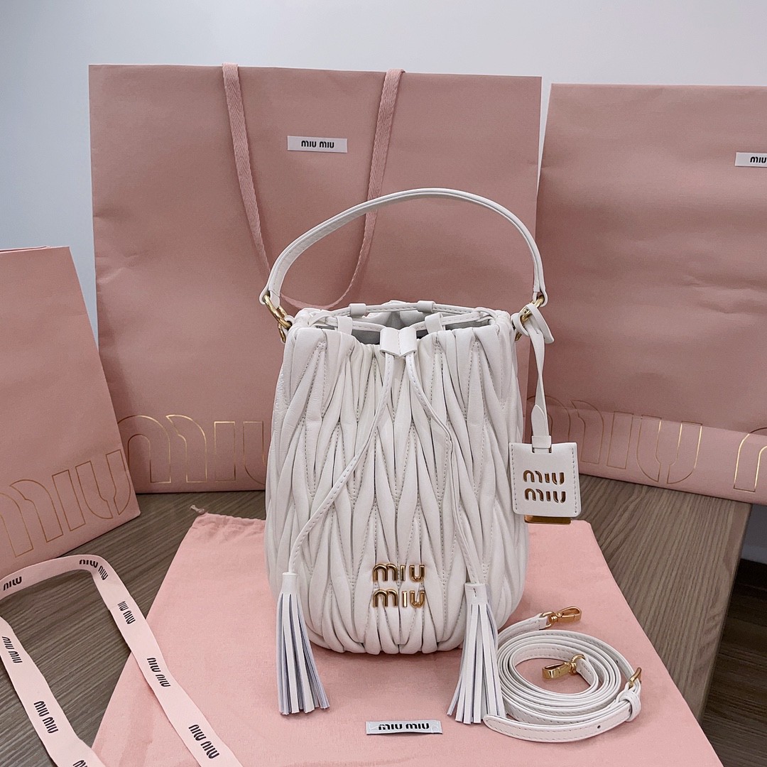Miu Miu 5BE084_N88_F0009_V_OOO Matelassé nappa leather bucket bag