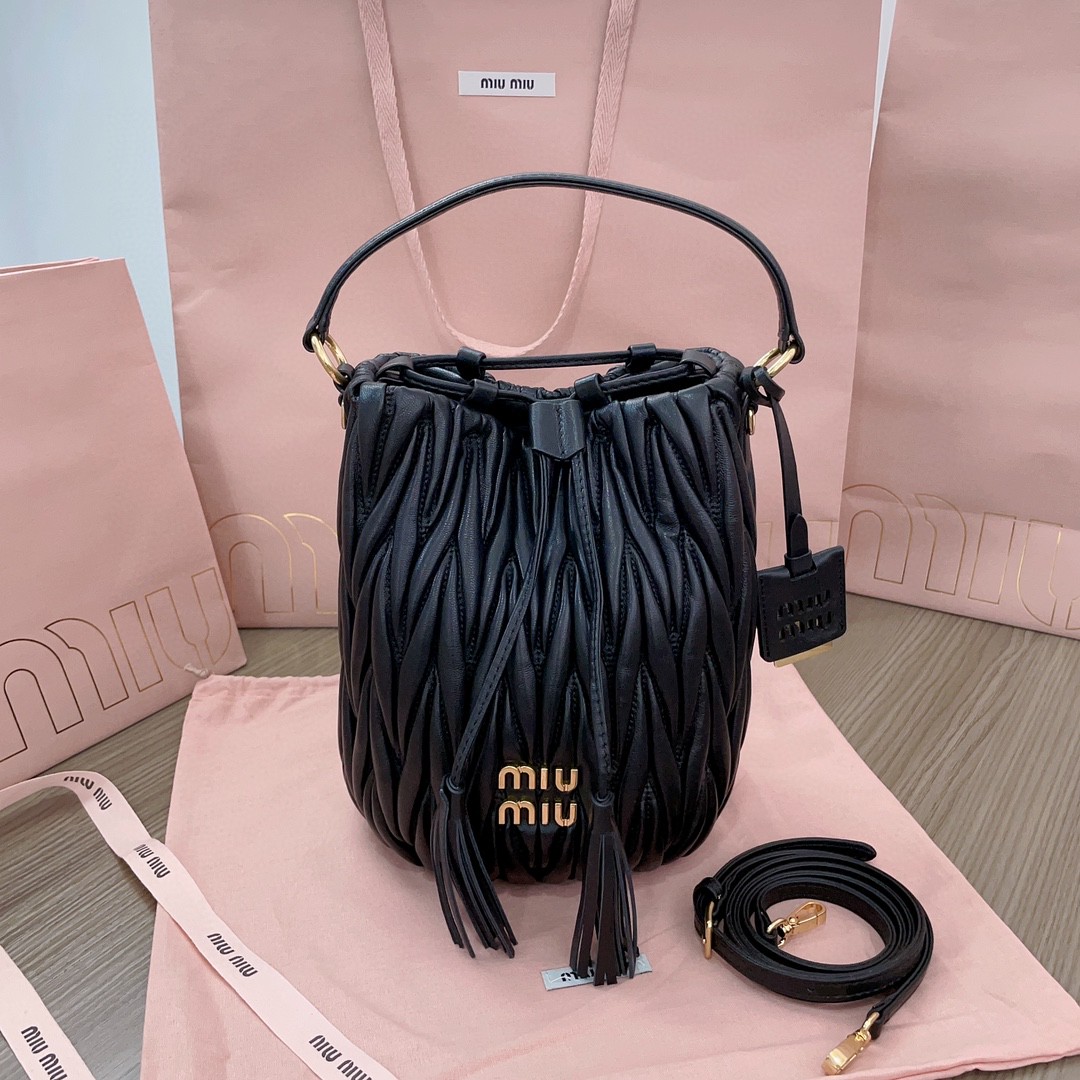 Miu Miu 5BE084_N88_F0002_V_OOO Matelassé nappa leather bucket bag black M1